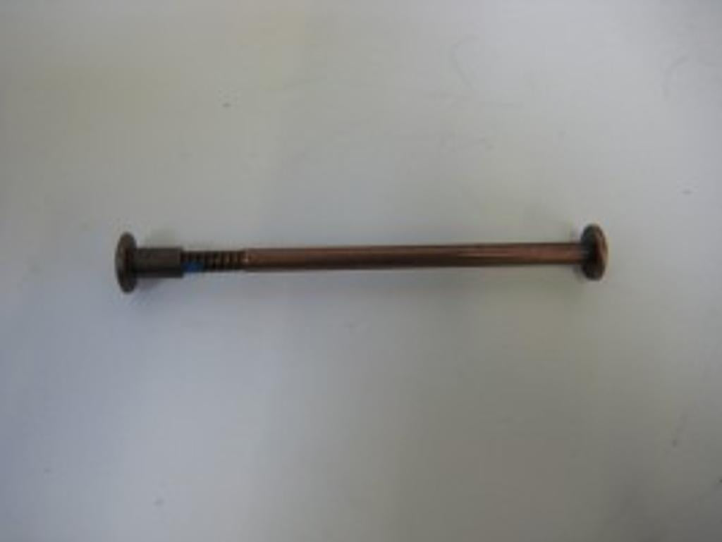 1 Achsschraube (vorn) 10,5 cm (WB)