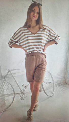 Ваш стиль від P - Смугасті футболки з V-подібним вирізом - Модні, зручні та стильні! 👕✨