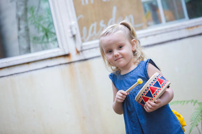 Holztrommel mit Schlägel