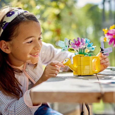 Giesskanne mit Blumen