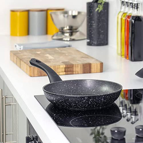 Blackmoor Bratpfanne | 24cm Schwarz | Antihaft und Kratzfest | Cool-Touch-Griffe | Geeignet für Induktions, Elektro und Gasherde