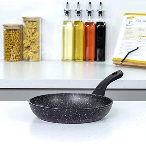 Blackmoor Bratpfanne | 24cm Schwarz | Antihaft und Kratzfest | Cool-Touch-Griffe | Geeignet für Induktions, Elektro und Gasherde
