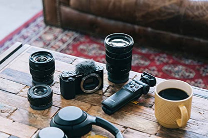 Sony Alpha ZV-E10 | APS-C spiegellose Wechselobjektiv-Vlog-Kamera (schwenkbarer Bildschirm für Vlogging, 4K-Video, Echtzeit-Augen-Autofokus), Schwarz + SEL1650 Objektiv
