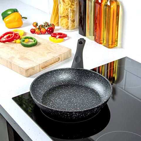 Blackmoor Bratpfanne | 24cm Schwarz | Antihaft und Kratzfest | Cool-Touch-Griffe | Geeignet für Induktions, Elektro und Gasherde