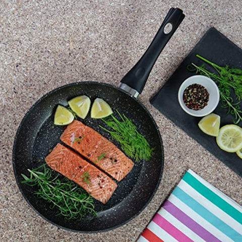 Blackmoor Bratpfanne | 24cm Schwarz | Antihaft und Kratzfest | Cool-Touch-Griffe | Geeignet für Induktions, Elektro und Gasherde