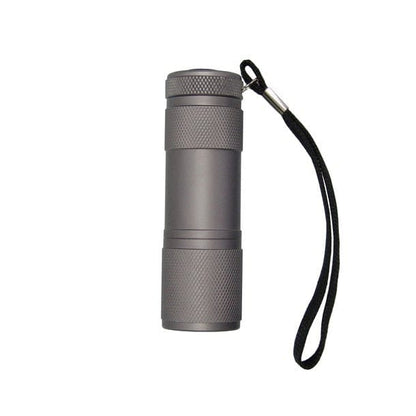 Torch IX LED-Taschenlampe – 9 LEDs, Inkl. Batterien & Metalldose