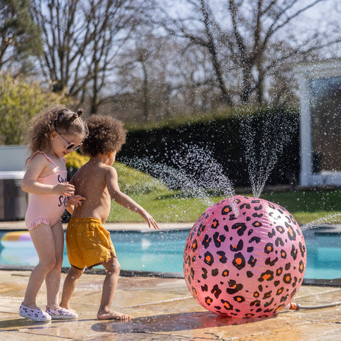 Swim Essentials | Wasserball mit Sprinkler Funktion 60cm | Rose Gold Leopard