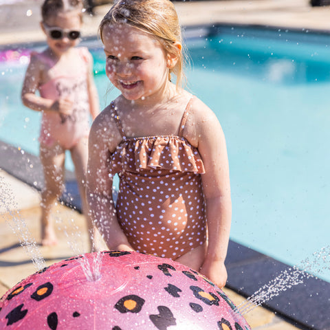 Swim Essentials | Wasserball mit Sprinkler Funktion 60cm | Rose Gold Leopard