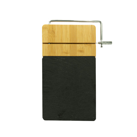Käseschneidebrett aus Holz mit Käseschneider und Schieferplatte