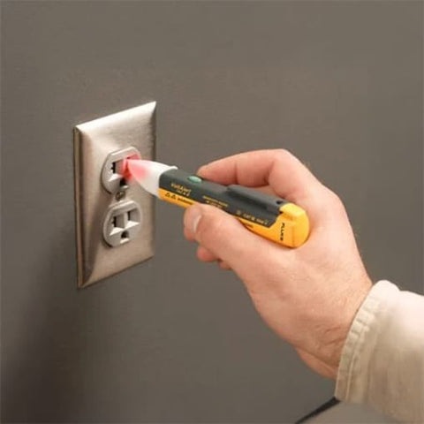 Fluke Spannungsprüfer – berührungslos, LED & Piepton, für Steckdosen & Kabel