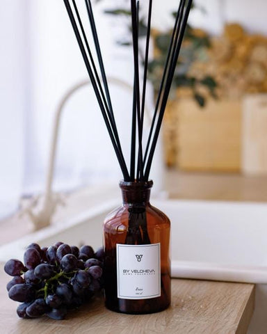 By Velcheva Raumduft Mikado Rosso – 125 ml, rote Trauben, Beeren & Birkenholz