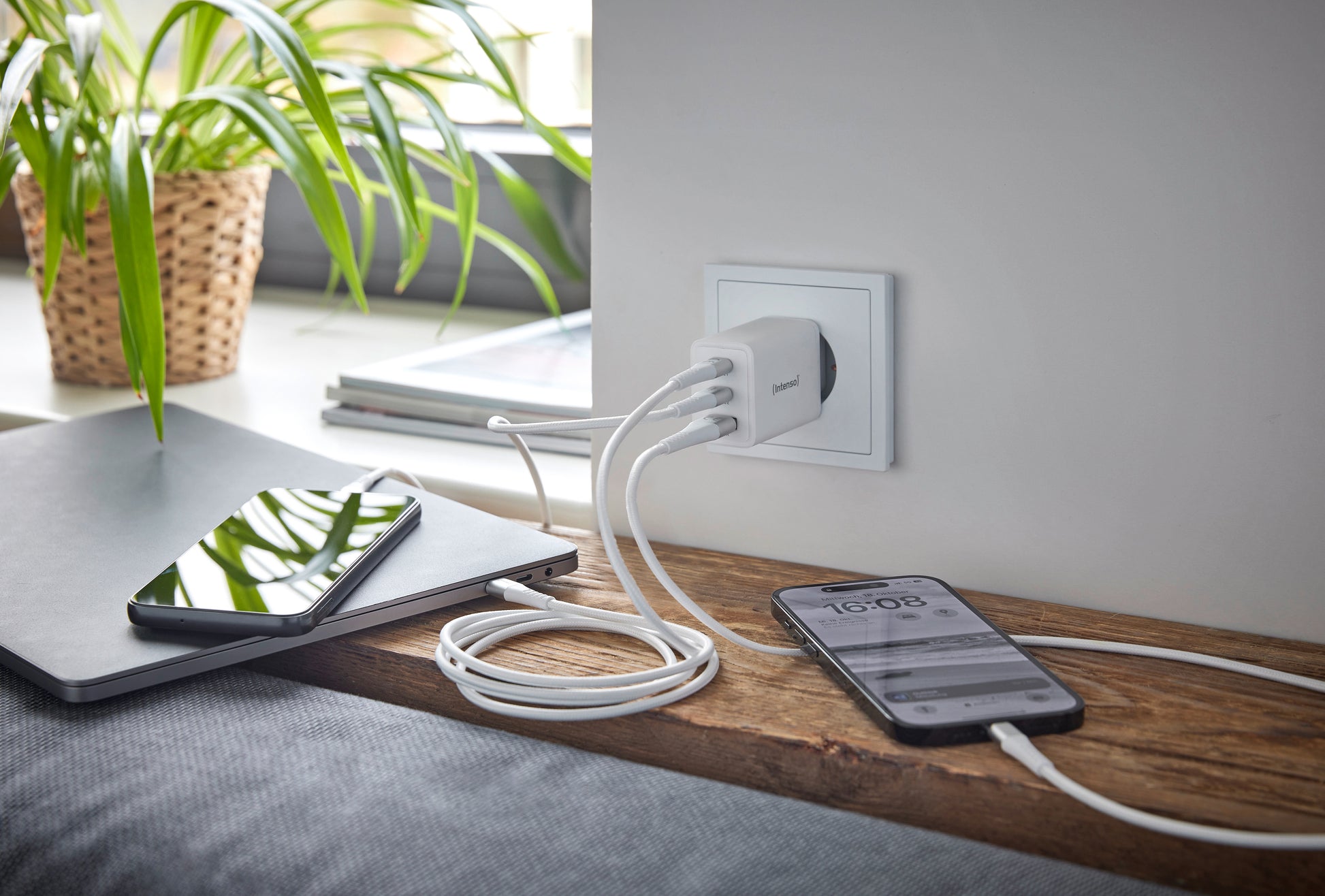 INTENSO Power Charger 65W GaN white 7806512 2 x USB-C 1 x USB-A