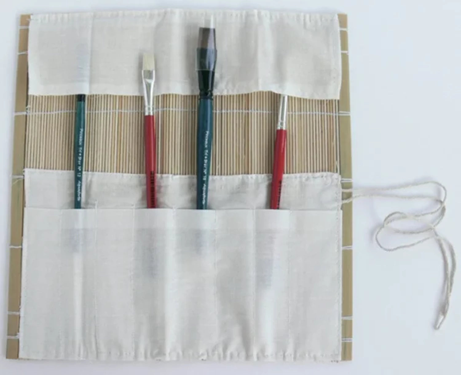 NATTE BAMBOU AVEC POCHES POUR PINCEAUX 30X30CM SOUS SACHET P