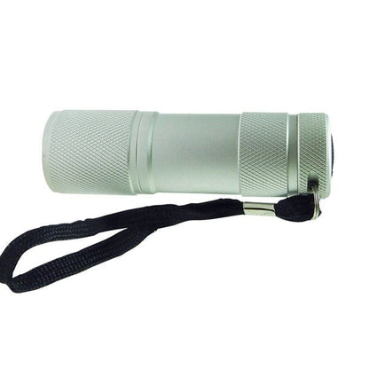 Torch IX LED-Taschenlampe – 9 LEDs, Inkl. Batterien & Metalldose
