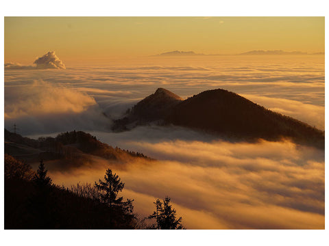 Leinwandbild Nebulös in den Bergen