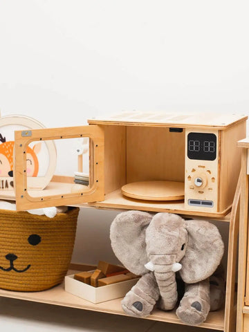 toddlers play microwave 