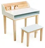 Schreibtisch mit Stuhl