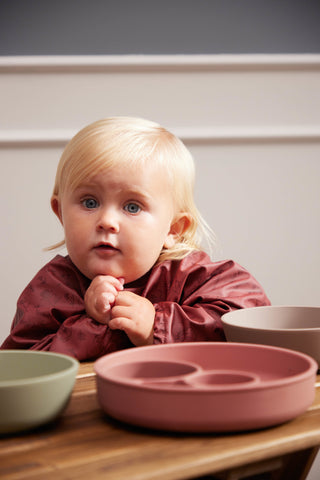 FILIBABBA - Ärmlös Bib Fall Flowers - Rörig Frukost 🌸🧒
