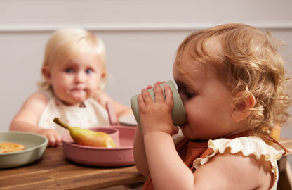 FILIBABBA - Zestaw silikonowych kubków 2-szt. - Idealne dla małych rączek 🌟🍼