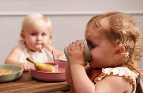 FILIBABBA - Zestaw silikonowych kubków 2-szt. - Idealne dla małych rączek 🌟🍼