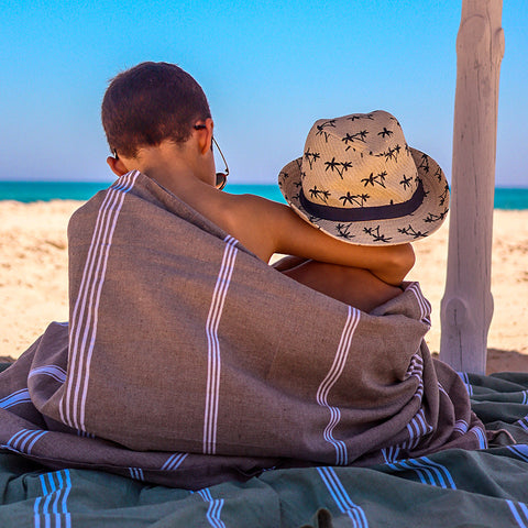 zwei Kinder am Strand bedeckt mit einem khakifarbenen XXL Saunatuch Fouta