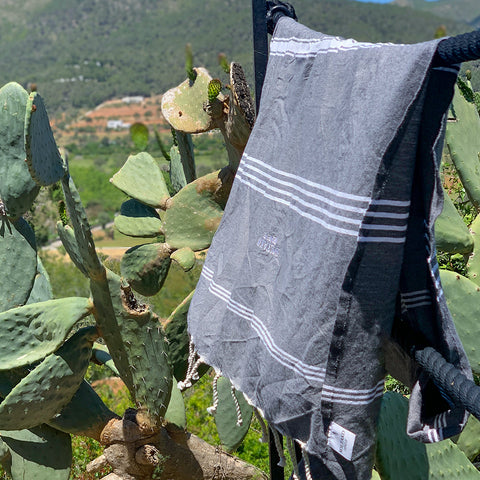 graue  Hamamtuch Fouta im Freien in der Sonne liegend