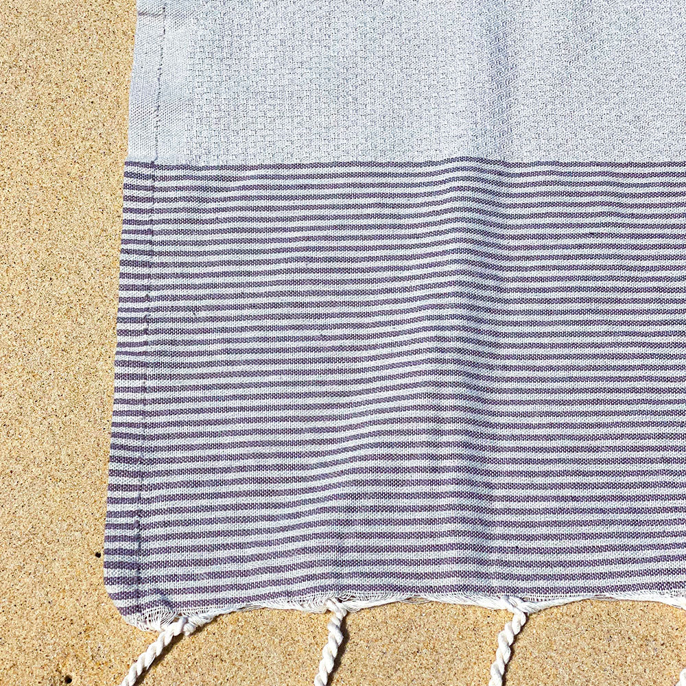 hellgraues Strandtuch fouta am Strand