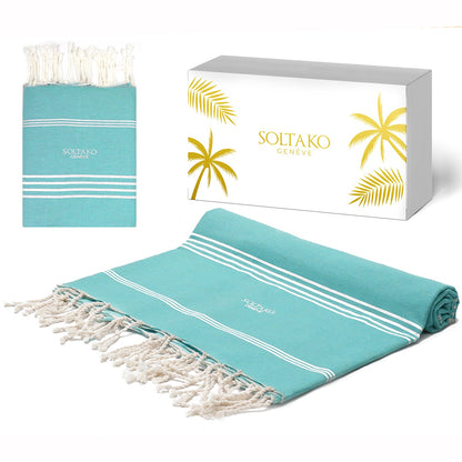 ein aquablaues Hamamtuch Fouta mit weiß-goldener Geschenkbox