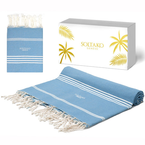 ein XXL jeansblaues Strandtuch Fouta mit weiß-goldener Geschenkbox