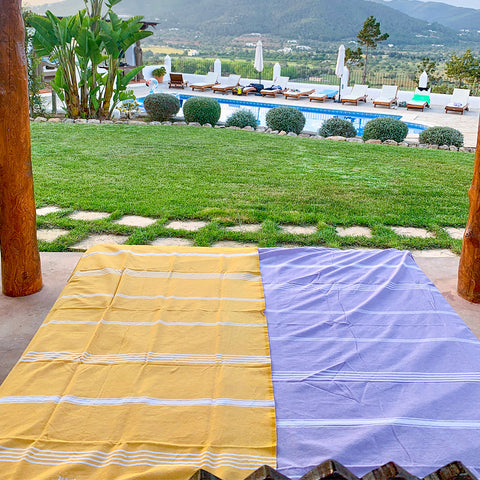 gelbe Fouta und hellgraues Hamamtuch am Hotelpool