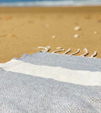 ein graues hamamtuch strandtuch am Strand