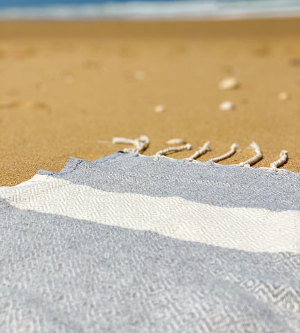 ein graues hamamtuch strandtuch am Strand