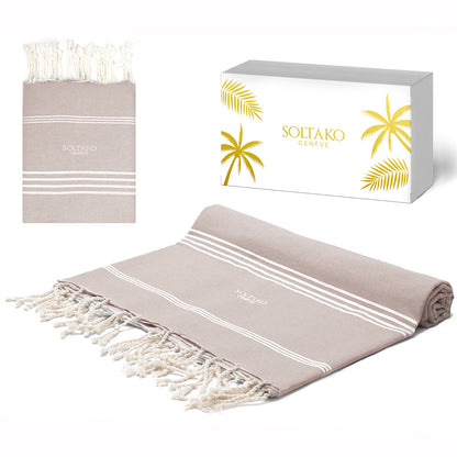 ein dunkelbeiges Strandtuch Fouta mit Geschenkbox