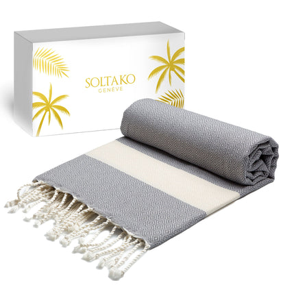 hellgraue Hamamtuch Fouta mit weiß-goldener Geschenkbox