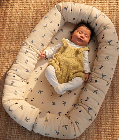 FILIBABBA - Babynest Dansende Svale - Hyggelig Komfort 🌿✨