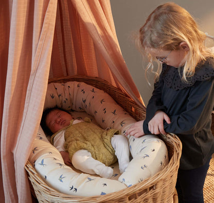 FILIBABBA - Babynest Dansende Svale - Hyggelig Komfort 🌿✨