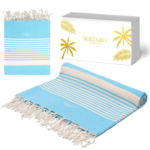 ein aquablaues Hamamtuch Fouta mit weiß-goldener Geschenkbox