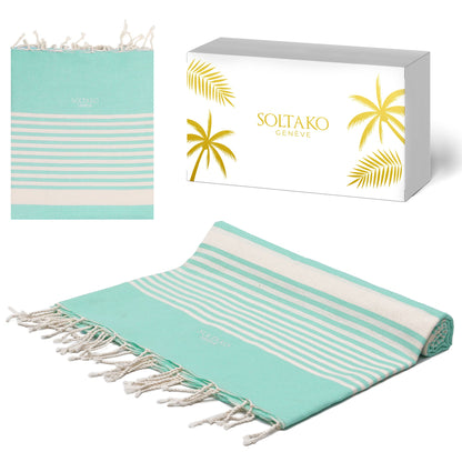 ein mintfarbenes Strandtuch fouta mit Geschenkbox