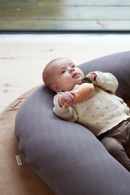 FILIBABBA - Linned Gulerod Rasle - Sød Baby Glæde! 🥕💫