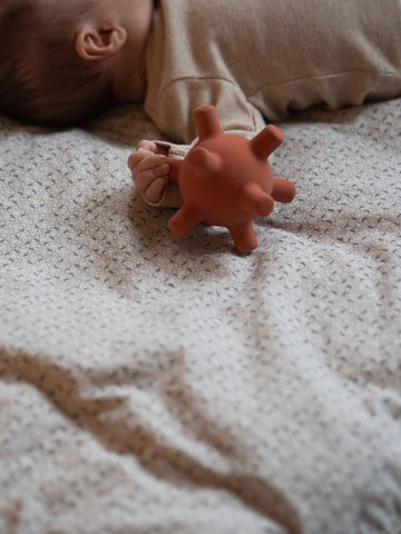 FILIBABBA - Baby Sense Bold Rust - Boost Motoriske Færdigheder 🌟