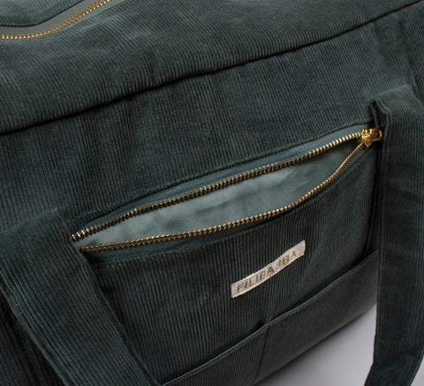 FILIBABBA - Cord Mommy Bag i Pine Green - Rymlig & Stilren 🌿